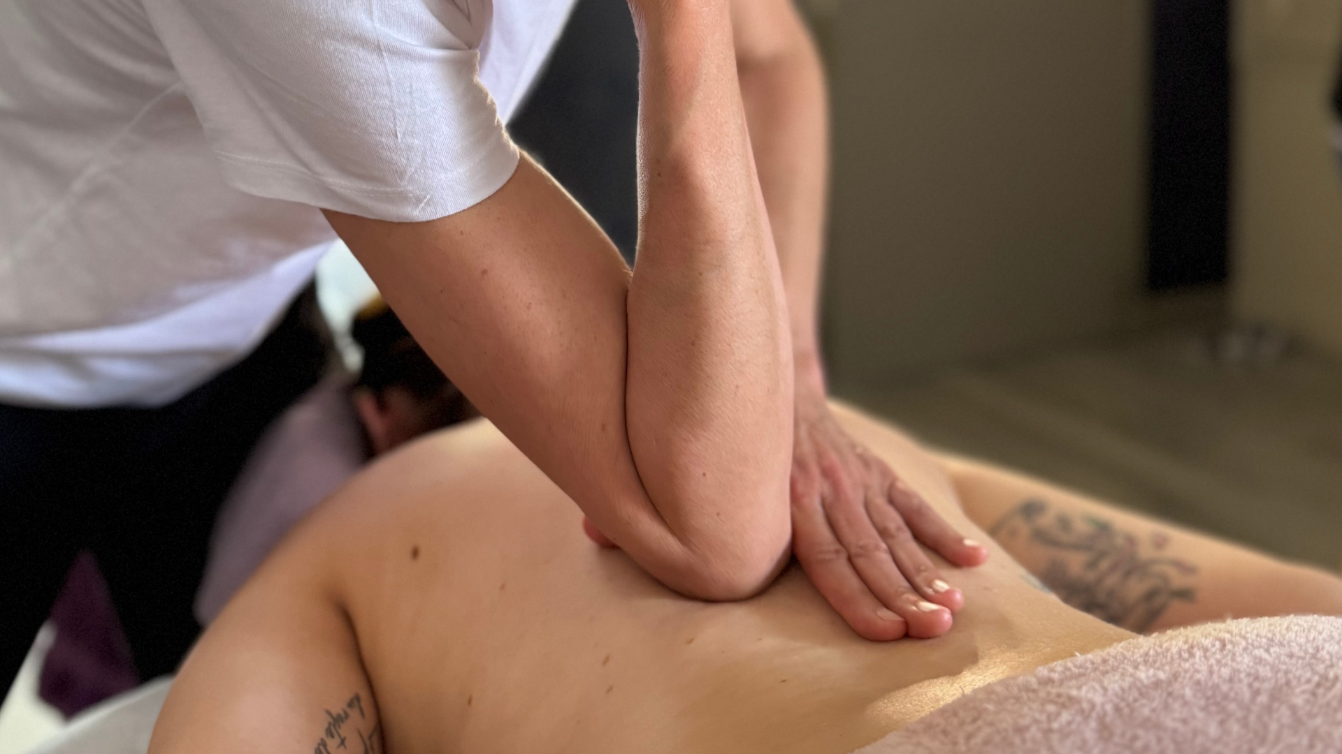Deep-Tissue des paravertébraux avec l'usage du coude et d'une mains suiveuse protectrice